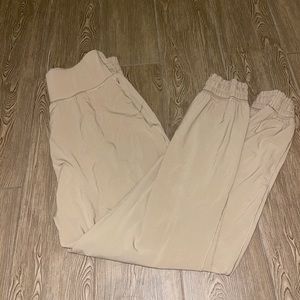 LULULEMON - Ready to Rulu High-Rise Jogger
Full Length (khaki)